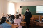 Инспектор по делам несовершеннолетних ведет беседу